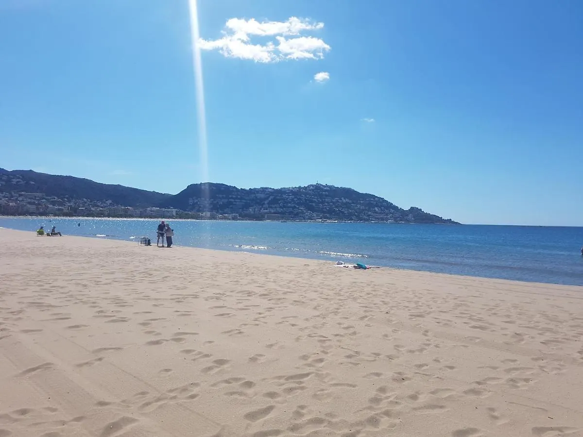 Beautiful Apartment 75M2 With View At The Beach, Pool, Parking Roses