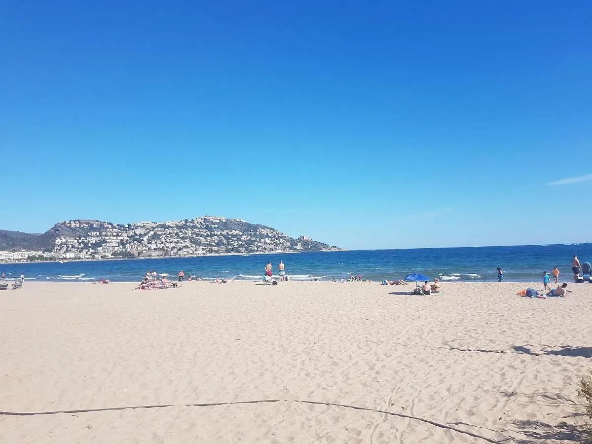 Beautiful Apartment 75M2 With View At The Beach, Pool, Parking Roses