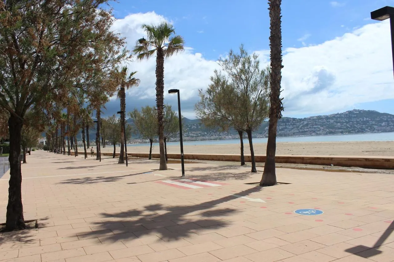 Beautiful Apartment 75M2 With View At The Beach, Pool, Parking Roses