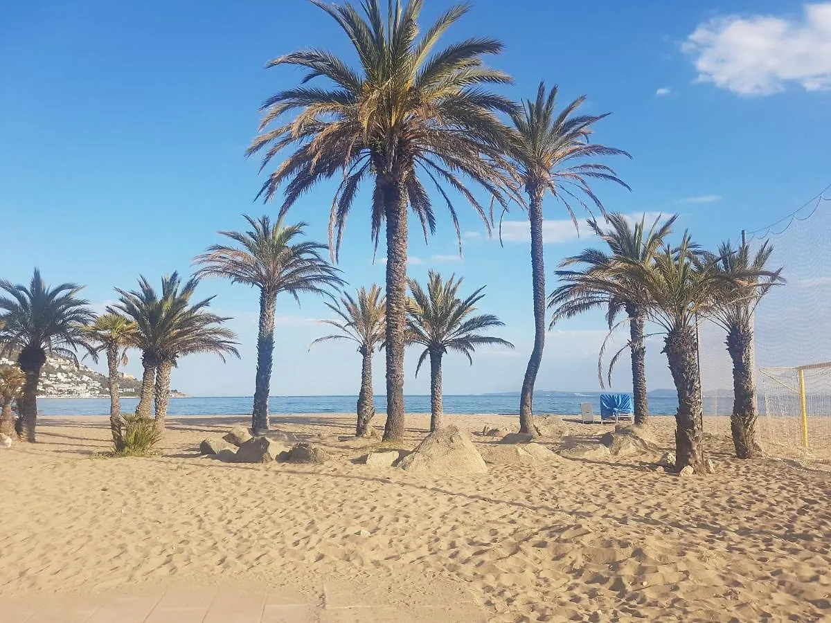 Beautiful Apartment 75M2 With View At The Beach, Pool, Parking Roses