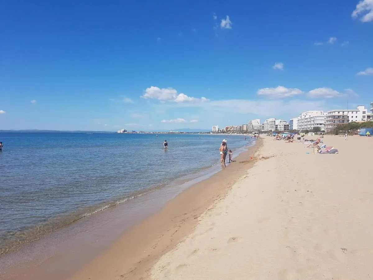 Beautiful Apartment 75M2 With View At The Beach, Pool, Parking Roses