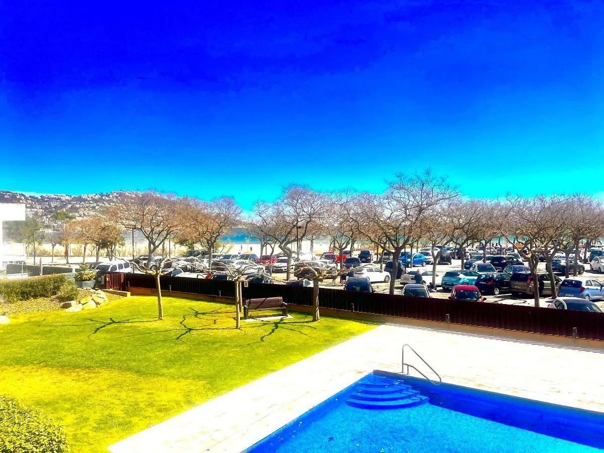 Beautiful Apartment 75M2 With View At The Beach, Pool, Parking Roses