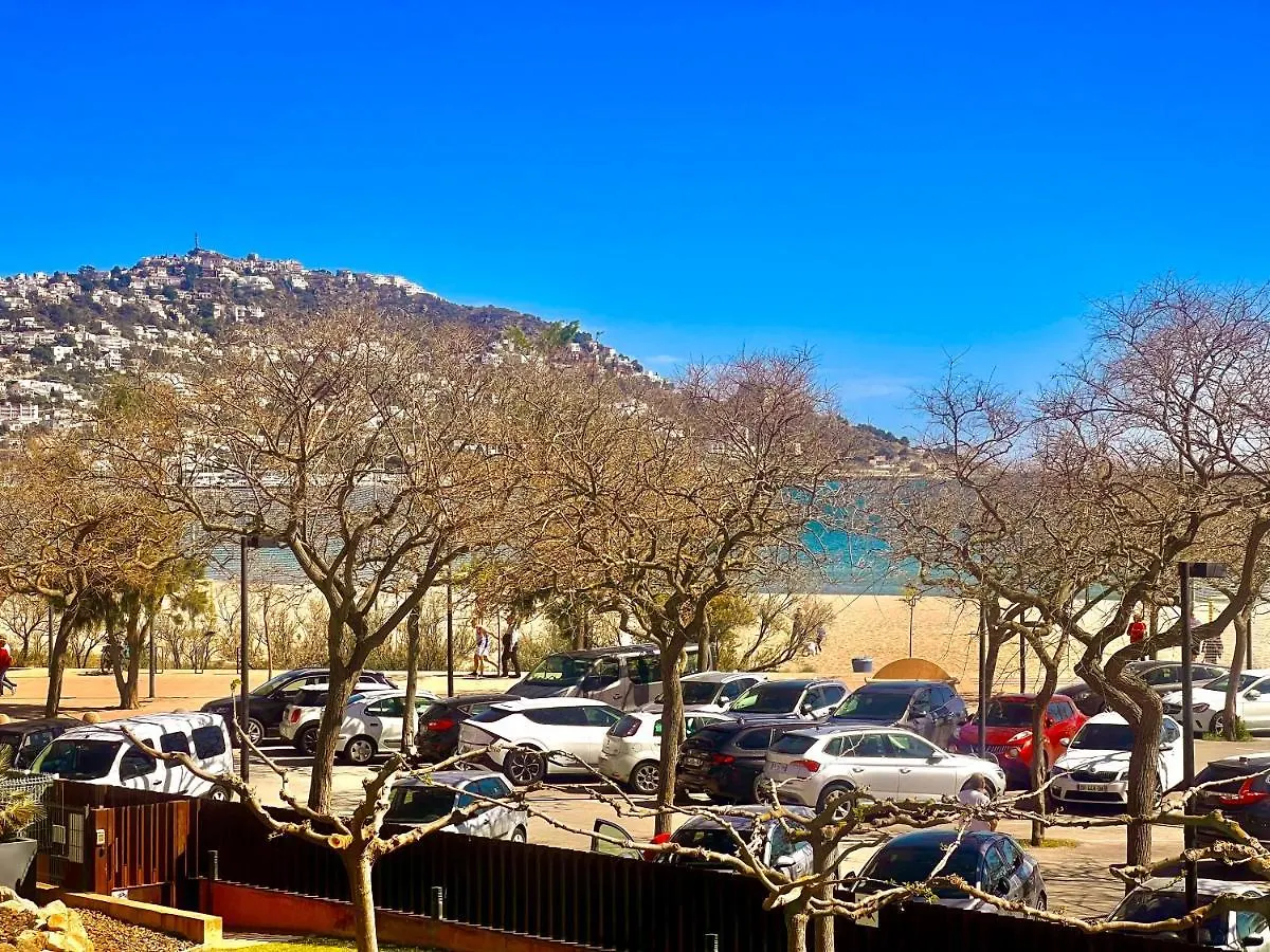 Beautiful Apartment 75M2 With View At The Beach, Pool, Parking Roses